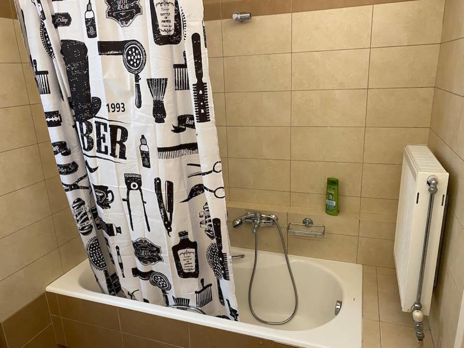 Classy 3Br With 2 Bathrooms Apartment In Marousi Афины Экстерьер фото